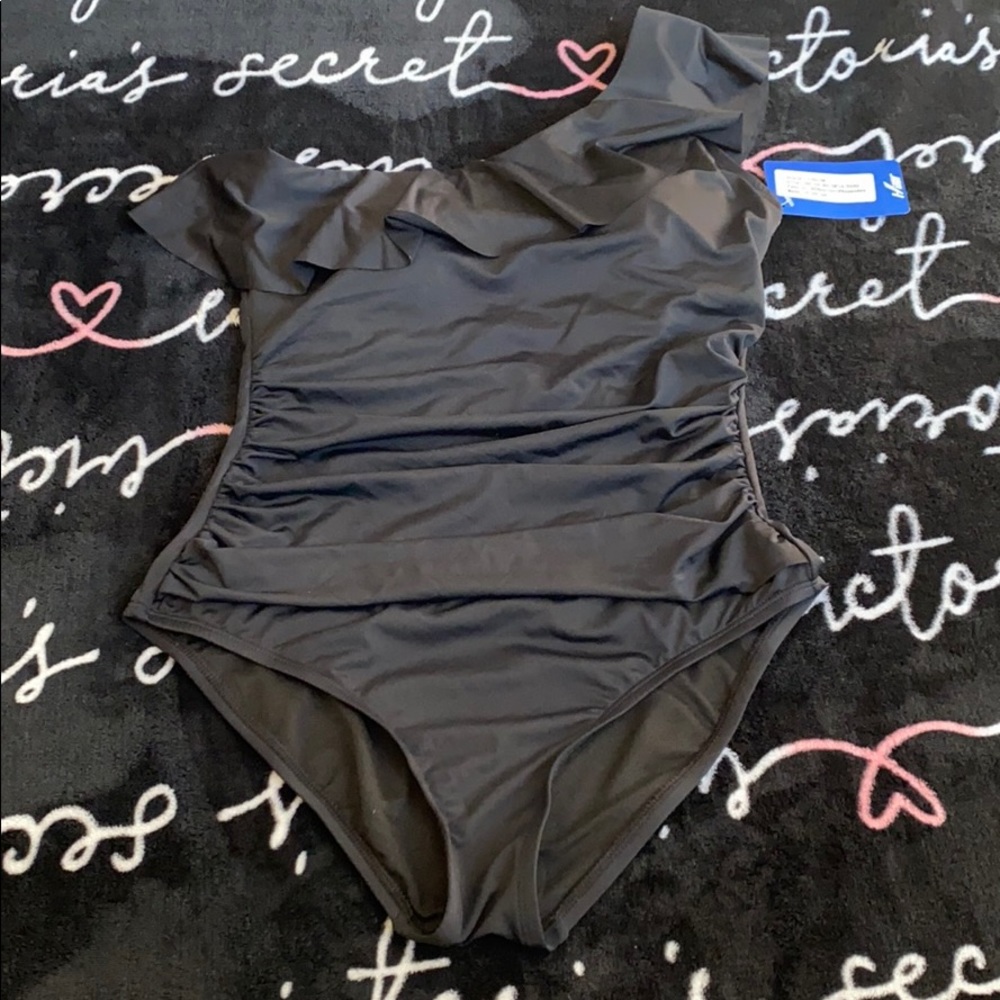 One shoulder one black ruffle one piece 🖤